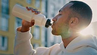 Más allá del agua: Descifra el mundo de las bebidas intraentreno