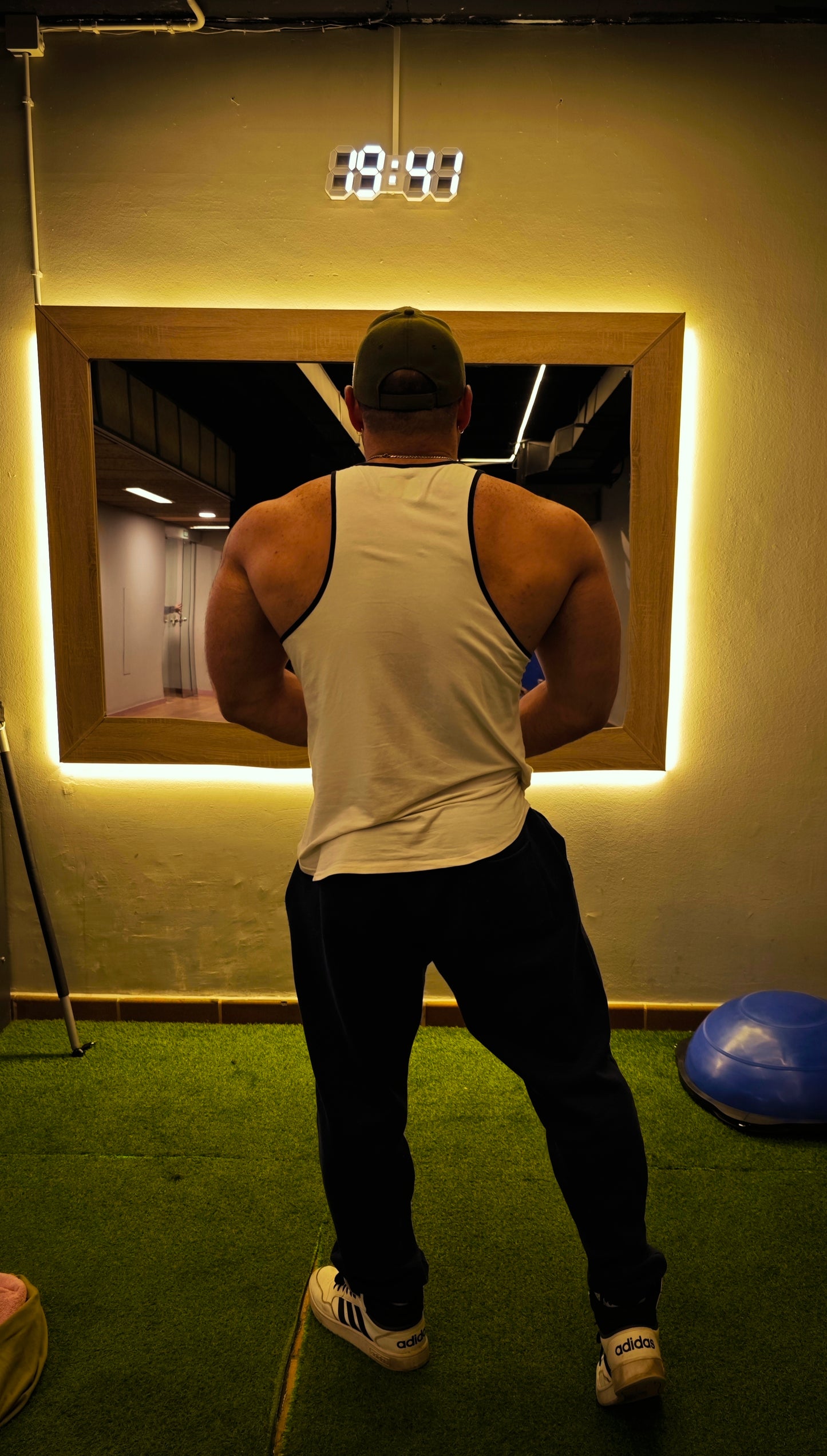 camiseta fitness tirantes blanca con ribetes